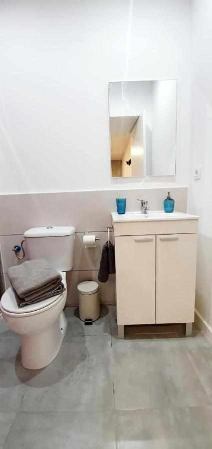 Hostal Urban Basic L’Hospitalet de Llobregat Zewnętrze zdjęcie