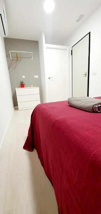 Hostal Urban Basic L’Hospitalet de Llobregat Zewnętrze zdjęcie