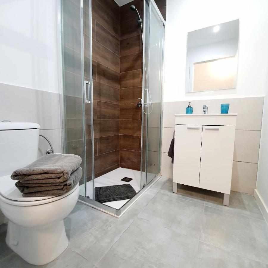 Hostal Urban Basic L’Hospitalet de Llobregat Zewnętrze zdjęcie