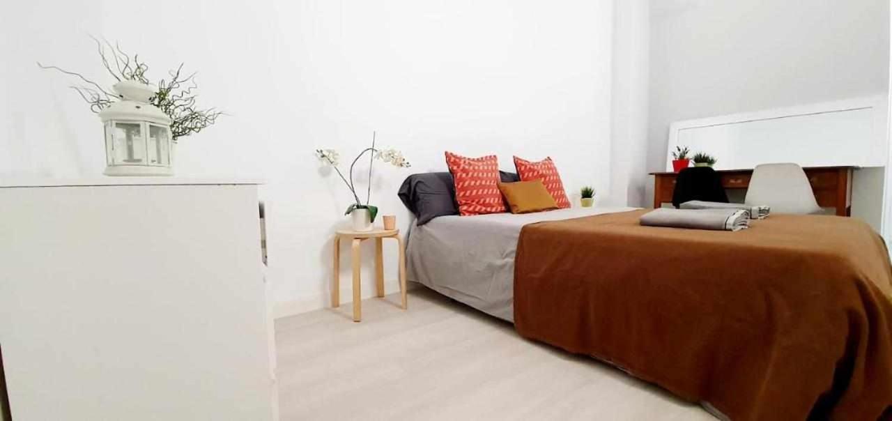 Hostal Urban Basic L’Hospitalet de Llobregat Zewnętrze zdjęcie