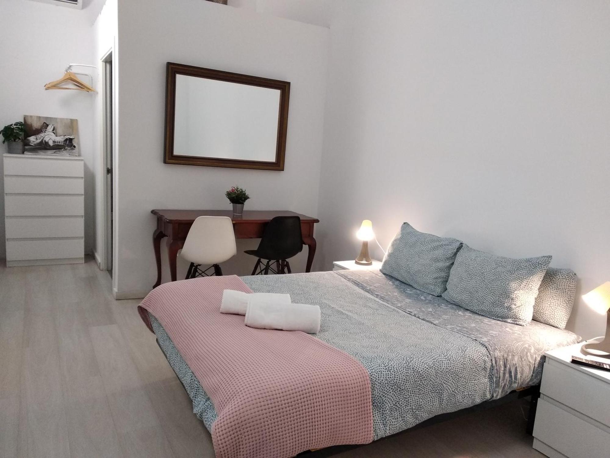 Hostal Urban Basic L’Hospitalet de Llobregat Zewnętrze zdjęcie